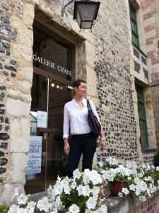 翁弗勒尔-La Maison Balancoire - Parking privé offert - Coeur historique -La Clef de Honfleur的站在花房外的人