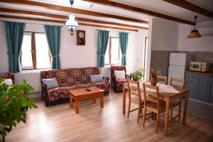 UzlinaDumbrava的客厅配有沙发和桌子