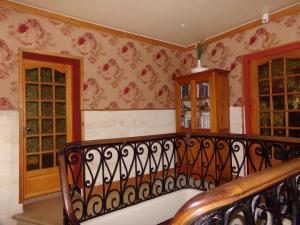 CourpiacChambres d'hotes du Domaine Capiet的花卉壁纸房间的一个楼梯