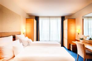 韦塞尔维塞尔迎宾酒店的酒店客房配有两张床和一张书桌
