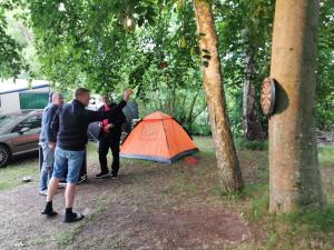 弗雷德里克斯伐克Frederiksværk Camping & Hostel的一群人站在帐篷旁边