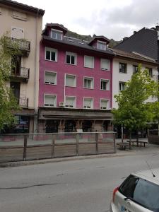 莫达讷studio 26 m2 tout équipé的街道边的粉红色建筑