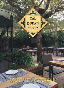 EsparragueraCal Duran的挂在树上的杜马尼餐厅标志
