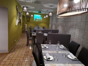EsparragueraCal Duran的一间带桌椅和绿色墙壁的餐厅
