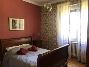 奥内莱沙托Chez Mone et Bon的一间卧室配有一张带红色枕头的床