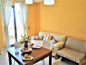 巴里La Bomboniera的客厅配有沙发和桌子