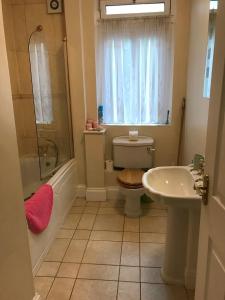 绍斯韦尔Southwell的浴室配有卫生间、盥洗盆和淋浴。