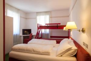 福尔加里亚意大利安蒂科阿尔贝哥斯黛拉酒店的一间卧室配有两张双层床和一盏灯。