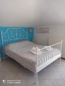 尼亚米卡尼奥纳Olympus and Sea View Apartments的一间卧室配有一张蓝色墙壁的床