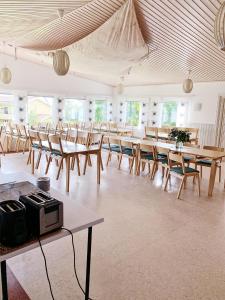 玛丽港欧威尔那加斯森度假屋的大型客房配有木桌和椅子。