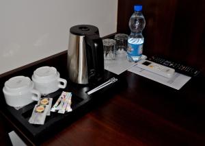 波德拉谢地区拉曾Hotel Pauza的一张桌子、一个咖啡壶和一瓶水