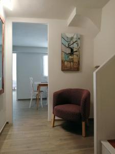特鲁埃尔Apartamento Torreón de la Bombardera的客厅配有椅子和墙上的绘画