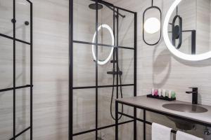 马德里Smartrental Collection Gran Vía Centric的一间带水槽和镜子的浴室