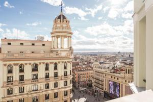 马德里Smartrental Collection Gran Vía Centric的从大楼的顶部可欣赏到城市美景