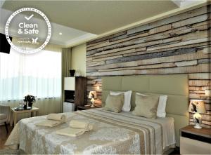 圣布拉什迪阿尔波特尔Hotel Rural Rocha da Gralheira的一间卧室设有一张床和木墙