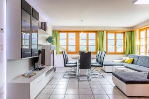 格林德尔瓦尔德Apartment Dolomit EG - GRIWA RENT AG的客厅配有沙发和桌子