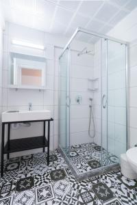 马尔马里斯Sezin Apart的一间带玻璃淋浴和水槽的浴室