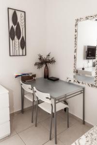 埃拉特סטודיו ליה - studio lia eilat的一张带两把椅子的桌子和一张带镜子的桌子