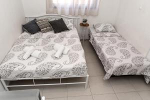 埃拉特סטודיו ליה - studio lia eilat的一间卧室配有带白色床单和枕头的床。