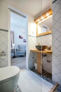 罗维尼Casa Colloredo Free Parking的一间带卫生间和水槽的浴室
