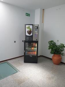 麦德林Mesón Hostal La Cabaña的植物间里的自动售货机