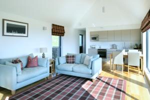 斯塔芬Skye Eyrie的一间带2张蓝色沙发的客厅和一间厨房