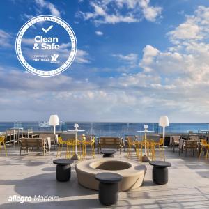 丰沙尔Allegro Madeira - Adults Only的一个带桌椅的海景庭院