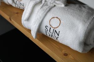 尼亚斯蒂拉Sunday Boutique Hotel的一条毛巾,上面写着太阳字