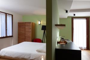 安科纳A3帕斯酒店的一间卧室配有一张床、一张书桌和窗户。
