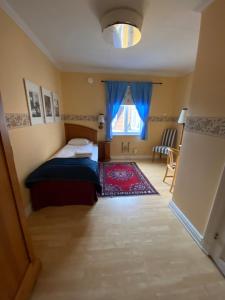 孙讷布罗必嘎斯吉瓦尔嘉德酒店的一间小卧室,配有床和窗户