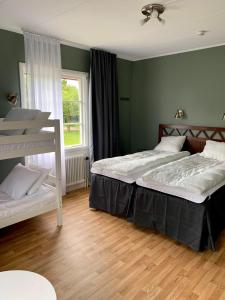舍夫德Vandrarhemmet Östergatan的一间卧室设有两张床和窗户。
