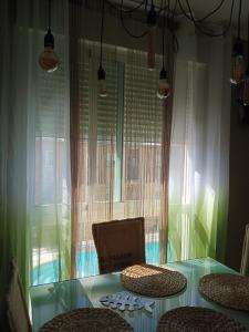 萨拉曼卡Sol de Poniente的一间带桌椅和窗户的用餐室