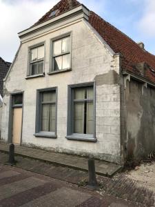 登堡Het Vergulde Visje的街上有三扇窗户的白色房子
