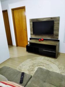 圣安热卢AP Confortável San Inácio的客厅配有平面电视和沙发。