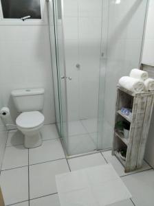 圣安热卢AP Confortável San Inácio的一间带卫生间和玻璃淋浴间的浴室