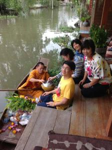 入住Baan Ing Suan的一家人