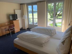 上施陶芬Hotel Evviva的酒店客房设有两张床和电视。