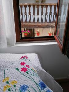Soto de las DueñasLa casina de la bisa的窗台上装有盆栽植物的窗户