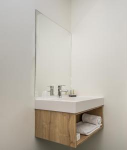 Saint-Berthevin-sur-VicoinHôtel le Corbusson的一间带水槽和镜子的浴室