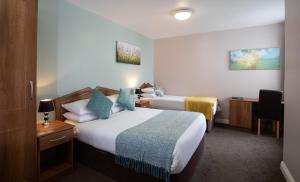 塔伯柯里墨菲斯酒店的酒店客房配有两张床和一张书桌