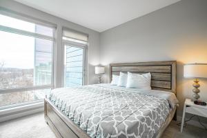 巴尔的摩Heaven On Baltimore Downtown Fully Furnished Apartments的一间卧室设有一张床和一个大窗户