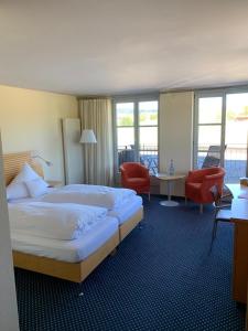 上施陶芬Hotel Evviva的酒店客房带一张床、一张桌子和椅子