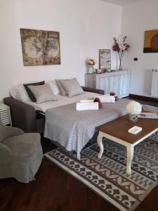 菲乌米奇诺Perugino Apartments的客厅配有床和茶几