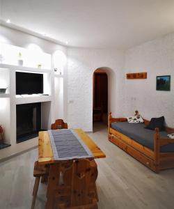 拉加尔纳塞拉拉纳夫住处酒店的一间卧室配有一张床、一张桌子和一台电视。