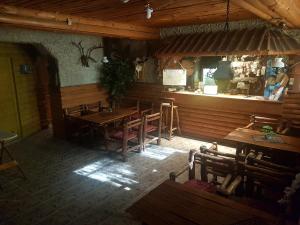 塔林Hostel P33的餐厅设有木桌,享有高空美景。