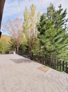 拉加尔纳塞拉拉纳夫住处酒店的一条带栅栏和树木的步道