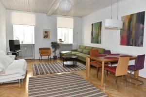 克拉根福Apartments Alter Platz的客厅配有沙发和桌子