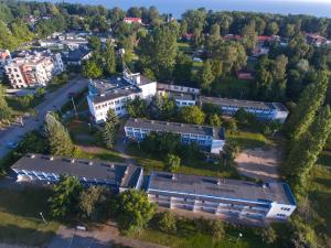 加茨比亚格拉Ośrodek Wczasowy HELIOS的学校建筑的空中景观