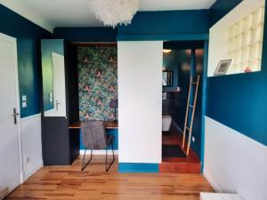 阿让VILLA SAINT VINCENT的客厅设有蓝色的墙壁和椅子