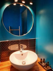 阿让VILLA SAINT VINCENT的浴室设有白色水槽和镜子